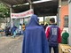 La pioggia si abbatte su via Traves: i migranti si rifugiano in tende su brandine
