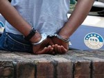 Minaccia i passanti con un coltello: scattano le manette per un 25enne gambiano Minaccia i passanti con un coltello: scattano le manette per un 25enne gambiano