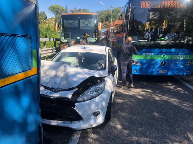 Besano, scontro tra un'auto e un pullman: paura sulla statale 344, ferita una ragazza Besano, scontro tra un'auto e un pullman: paura sulla statale 344, ferita una ragazza