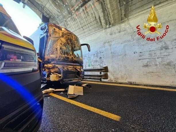 Guida turistica muore dopo l’incidente sulla A10: vittima la 63enne rimasta incastrata tra le lamiere