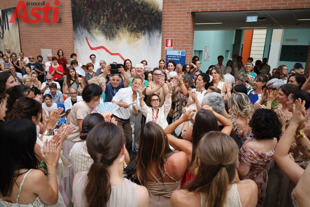 La bellezza della cura sfila al Cardinal Massaia, una serata per celebrare la speranza. In scena anche le infermiere diventano "modelle" [FOTO E VIDEO]