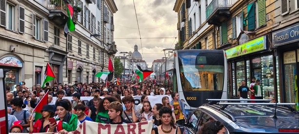 Dodici ore dopo Torino ancora marcia per Gaza: nuovo corteo per le vie della città [FOTO]