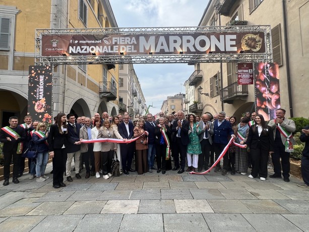 Taglio del nastro della 27ª Fiera del Marrone. La numero 28, il prossimo anno, sarà internazionale [FOTO]