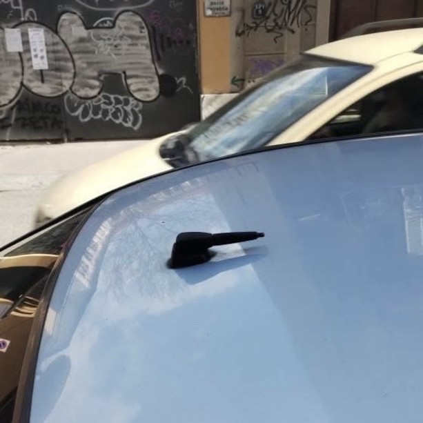 Notte da dimenticare, i soliti vandali spaccano le antenne della auto in sosta