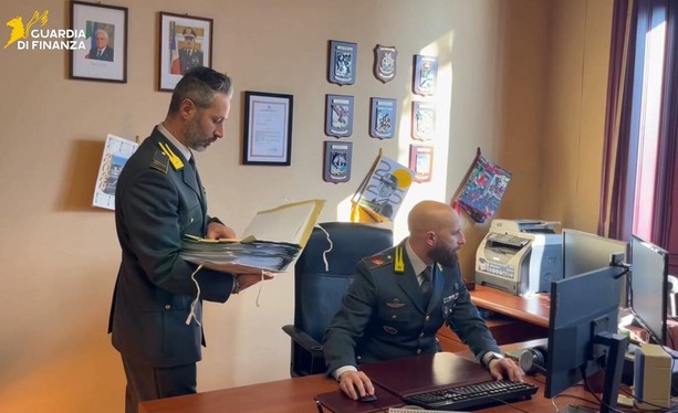Riciclaggio e truffa, la Finanza di Varese sgomina la banda italo-polacca della auto di lusso: denunciate nove persone