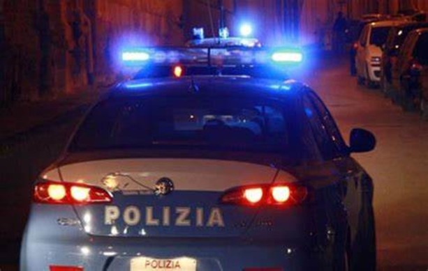 Notte di tensione in città, la polizia interviene in corso Volta per una rissa