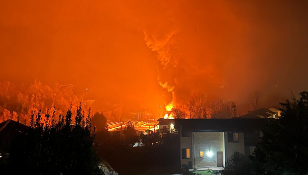 VIDEO. Gavirate, notte di fuoco a Groppello: incendio in una ditta di materie plastiche