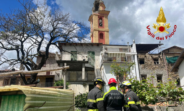 Fulmine sul campanile di Corte, droni dei Vigili del Fuoco in volo sulla frazione: 20 abitazioni in zona rossa (Video)