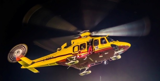 Scontro notturno tra un'auto e una moto sul lungolago di Azzate. Grave un giovane
