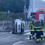 FOTO. Urta l'isola pedonale e si ribalta con l'auto: paura in via Sanvito FOTO. Urta l'isola pedonale e si ribalta con l'auto: paura in via Sanvito