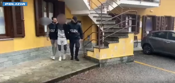 Con coltelli e spray rapinavano le persone: in manette la banda che terrorizzava il centro di Torino