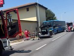 Auto contro pullman in via Valle Po a Cuneo: c'è una vittima