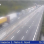 Incidente sulla A26, cinque veicoli coinvolti: autostrada bloccata in entrambe le direzioni e chilometri di coda