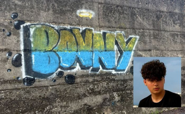 Nei murales e nel silenzio tutto l'amore, ma anche il dolore, di Luino per Lorenzo "Bonny" Bonaccurso: «Ogni parola sembra troppo piccola» Nei murales e nel silenzio tutto l'amore, ma anche il dolore, di Luino per Lorenzo "Bonny" Bonaccurso: «Ogni parola sembra troppo piccola»