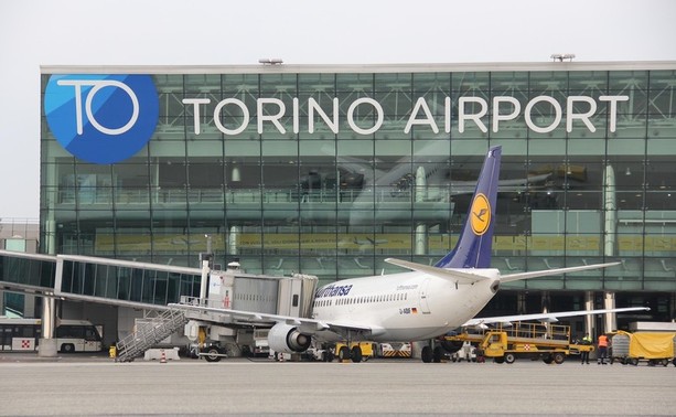 Tragedia di Caselle, l’aeroporto chiuso fino alla mezzanotte di domenica: cancellati i voli da e per Torino