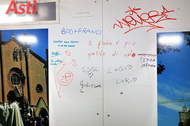 Il degrado infinito del sottopasso della stazione: insulti, scritte e l'inciviltà che annienta i tentativi di riqualificazione