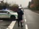 Tampona un'auto, scappa e semina la droga: la polizia locale di Luino è sulle sue tracce Tampona un'auto, scappa e semina la droga: la polizia locale di Luino è sulle sue tracce