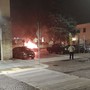 Auto in fiamme nel piazzale della stazione di Asti Auto in fiamme nel piazzale della stazione di Asti