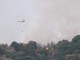 Incendio sul Mombracco, evacuazioni e Canadair in azione: &quot;Situazione complessa, sicurezza prioritaria&quot; [FOTO e VIDEO]