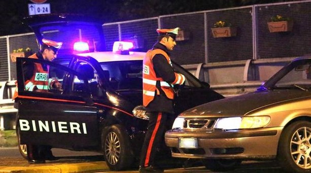 Sequestrano un professionista e pistola in pugno gli chiedono cinquemila euro: due stranieri arrestati dai carabinieri