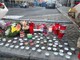 Via Genova, 48 ore dopo la tragedia nel silenzio parlano i cartelli: "Il sistema produce queste disgrazie" Via Genova, 48 ore dopo la tragedia nel silenzio parlano i cartelli: "Il sistema produce queste disgrazie"