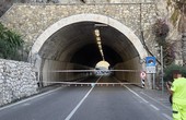 Finale, segnali di smottamento vicino alla galleria di Capo San Donato: traffico chiuso in entrambi i sensi Finale, segnali di smottamento vicino alla galleria di Capo San Donato: traffico chiuso in entrambi i sensi
