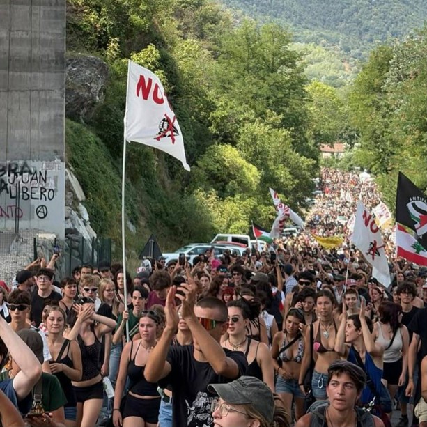 Otto studenti francesi fermati prima delle proteste No Tav in Valle di Susa Otto studenti francesi fermati prima delle proteste No Tav in Valle di Susa