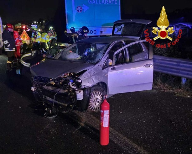 FOTO. Va a sbattere con l'auto contro le barriere di cemento dello svincolo di Gallarate dell'autostrada. Ferita una donna, in volo l'elisoccorso. Traffico bloccato