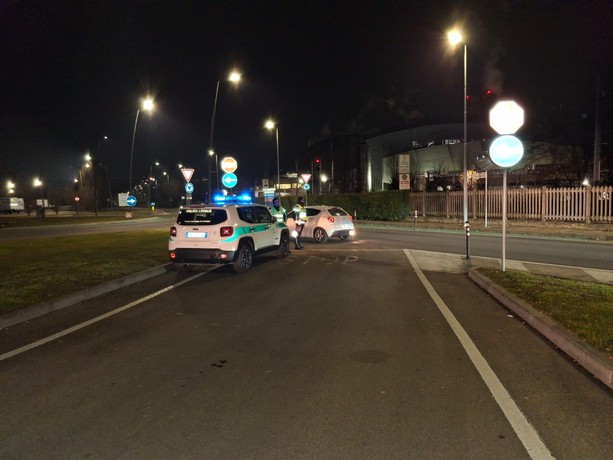 Movida e alcol, giro di vite della Polizia municipale ad Alba: controlli a tappeto e un minorenne soccorso