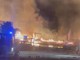 Le impressionanti immagini del rogo: incendio distrugge un magazzino di pellet e pallet a Vezza d'Alba [VIDEO]