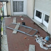 Colombi e guano in un alloggio sotto sequestro da 4 anni, l'amarezza dei vicini: "Viviamo nel degrado" Colombi e guano in un alloggio sotto sequestro da 4 anni, l'amarezza dei vicini: "Viviamo nel degrado"
