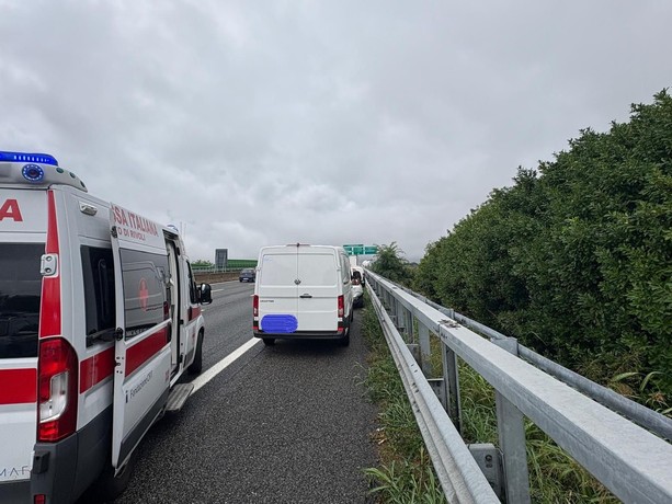 Incidente in Tangenziale: 4 veicoli coinvolti, un ferito in codice rosso portato al Cto con l'elicottero [FOTO]