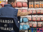 Coriandoli, stelle filanti e prodotti di Carnevale non a norma: duemila articoli sequestrati dalla Guardia di Finanza Coriandoli, stelle filanti e prodotti di Carnevale non a norma: duemila articoli sequestrati dalla Guardia di Finanza