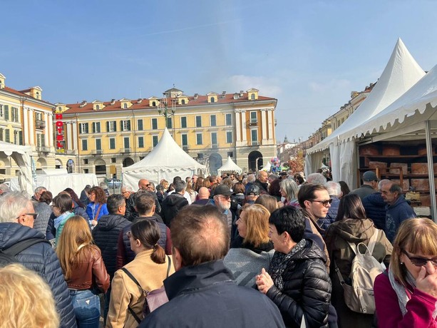 Fiera del Marrone 2025, un trionfo di sapori e partecipazione: Cuneo invasa da migliaia di visitatori