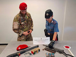 Spacciatori in assetto da guerra nei boschi di Vergiate: sequestrati un mitragliatore, un fucile a pompa, un coltello e droga. Arrestato uno straniero Spacciatori in assetto da guerra nei boschi di Vergiate: sequestrati un mitragliatore, un fucile a pompa, un coltello e droga. Arrestato uno straniero
