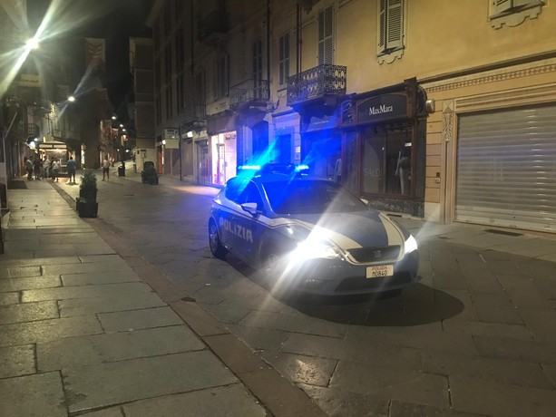 Minaccia la moglie con violenza. 57enne già ai domiciliari, arrestato dalla polizia di Asti Minaccia la moglie con violenza. 57enne già ai domiciliari, arrestato dalla polizia di Asti
