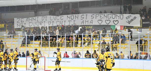 VIDEO. Un palaghiaccio impietrito dal dolore dice addio tra le lacrime ad Elisa: &quot;26 anni di luce non si spengono nei cuori di chi ti ama&quot;