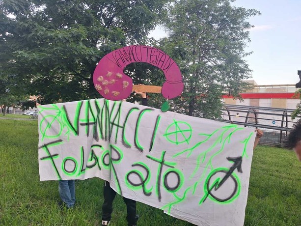 Via Gressoney blindata per Vannacci: clown e striscioni contro il generale