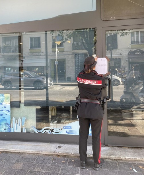 Tentata estorsione aggravata, il Questore dispone la chiusura per un mese di un bar di Albisola