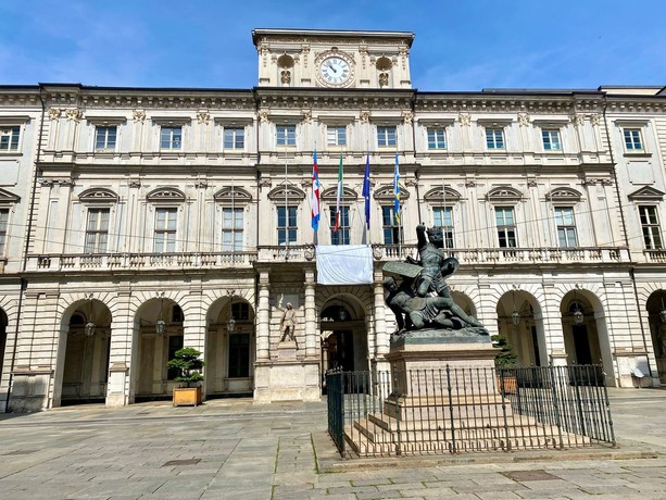 Un sudario per Gaza, anche il Comune di Torino espone un lenzuolo bianco sulla facciata. Lo Russo: &quot;Non si può restare indifferenti&quot;