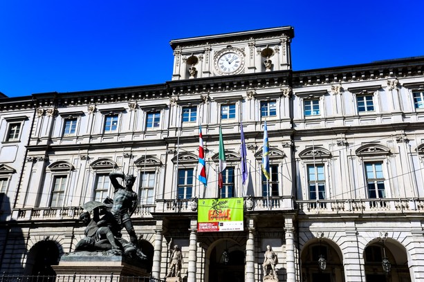 La beffa del gettone di presenza: Torino chiede il conto alle Circoscrizioni (dopo 15 anni)