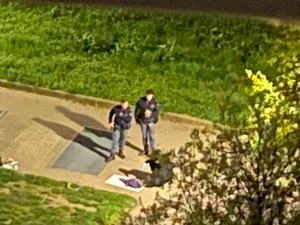 Uomo trovato in strada in una pozza di sangue, intervento della Polizia ad Aurora