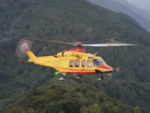 Auto fuori strada sulla provinciale a Leggiuno, 69enne in ospedale con l'elisoccorso