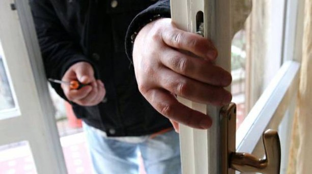 Varese, tenta il colpo in una villa del Montello: scoperto dalla polizia nascosto dietro una siepe e arrestato Varese, tenta il colpo in una villa del Montello: scoperto dalla polizia nascosto dietro una siepe e arrestato