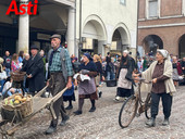 La memoria contadina torna a sfilare per le vie di Asti La memoria contadina torna a sfilare per le vie di Asti