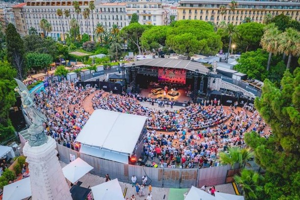 Sting accende il Nice Jazz Fest 2026: tre giorni di musica tra grandi star, tagli ai costi e il ritorno dell'identità nizzarda