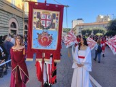 Alba si prepara alla corsa più amata: in corso la sfilata storica medievale [FOTO E VIDEO]