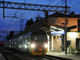 Tragedia sui binari a Parabiago, persona travolta e uccisa da un treno. Linea bloccata e pendolari nel caos