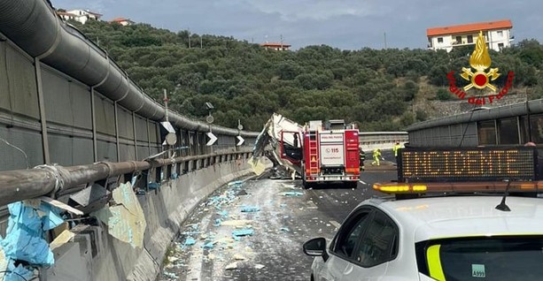 Camion ribaltato sull'A10: riapre l'autostrada tra Albisola e Celle, il camionista ricoverato in codice giallo