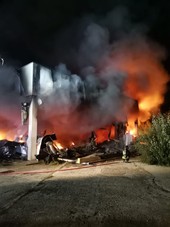 Incendio all'ex caseificio Cappello di Alba, scontro social tra minoranza e Giunta sull'emergenza dei senza dimora